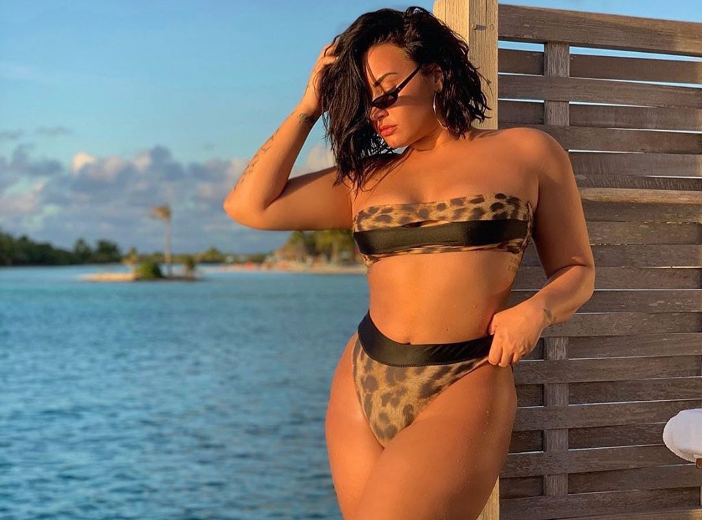 Demi Lovato fotosuratlarda yalangoch Demi Lovato fotosuratlarda yalangoch